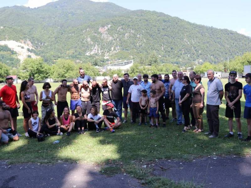 გიორგისათვის!  საქართველოსთვის!